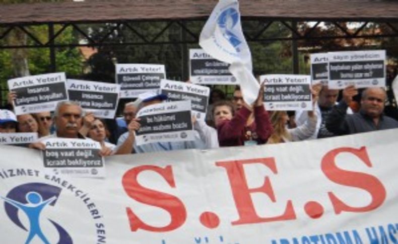 İzmir'de sağlık çalışanlarından ücret eylemi