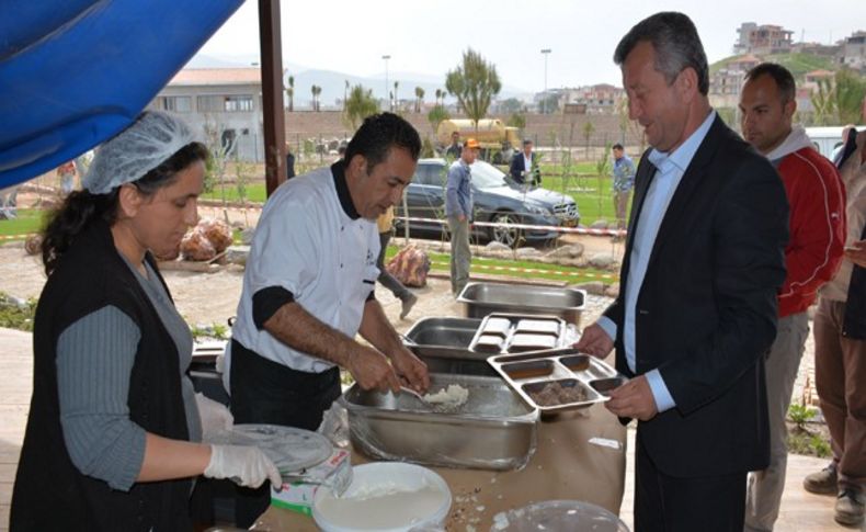 Başkan Şahin sıraya girdi, işçilerle yemek yedi