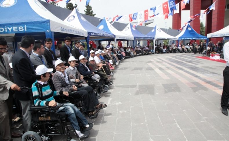 Şahinbey Belediyesi, 101 engelli vatandaşa akülü araç hediye etti