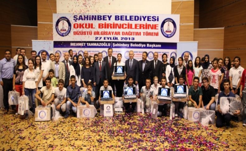 Şahinbey Belediyesi okul birincisi 151 öğrenciye dizüstü bilgisayar hediye etti