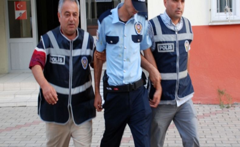 Sahte polis, yolculuk sırasında gerçek polisin yanına oturunca yakalındı