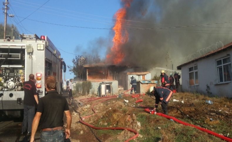 Sancaktepe de çıkan yangında 4 ev kül oldu