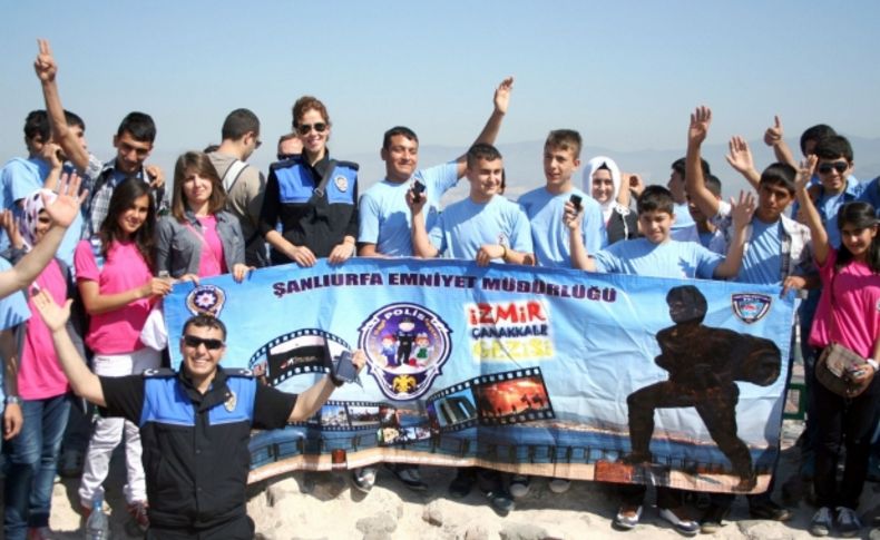 Şanlıurfa polisi 40 öğrenciye İzmir'i gezdirdi