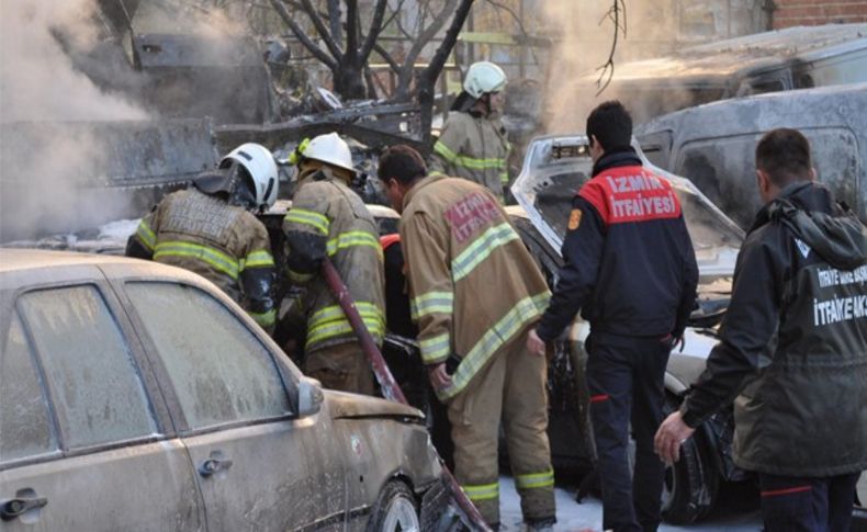 İzmir'de sanayi sitesinde korkutan yangın: 11 otomobil küle döndü