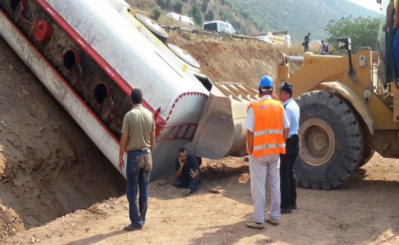 Şarampole yuvarlanan tankerin sürücüsü hayatını kaybetti