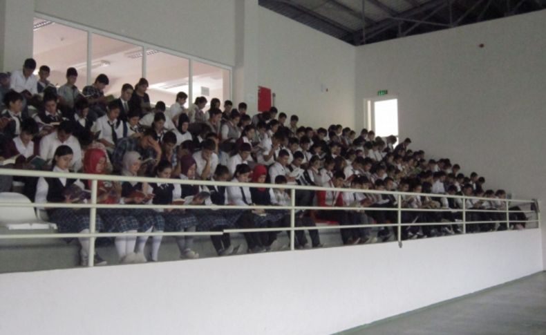 Savur protokolü öğrencilerle birlikte topluca kitap okudu