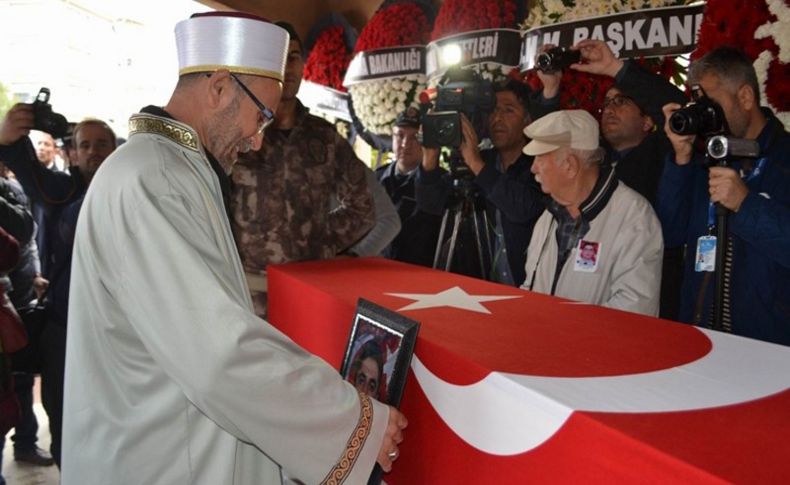 Şehit oğlunun cenaze namazını kıldırdı