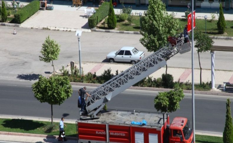 Şehrin giriş ve çıkışlarına yerleştirilen Türk bayrakları yenileniyor
