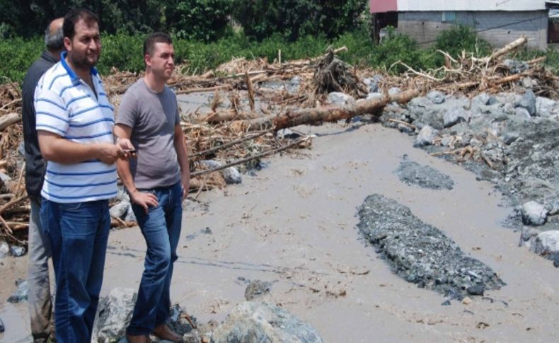 Sel sonrası dere yatağındaki evler çamur deryasına döndü