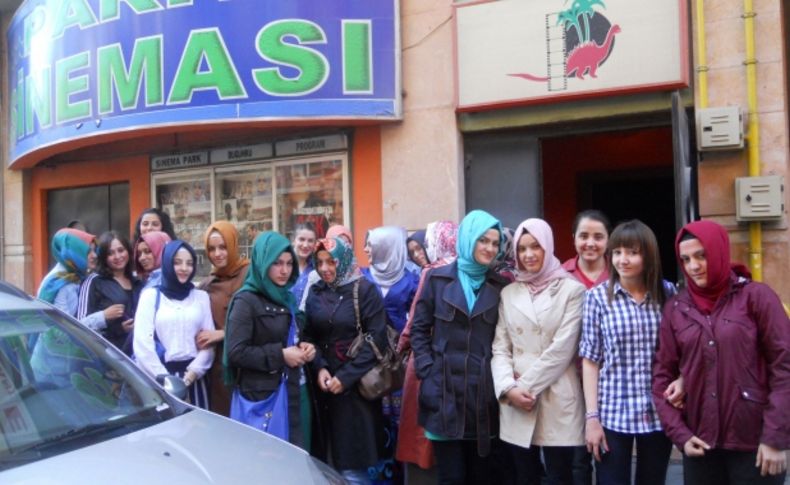 Selam filmini izlemek için 90 km mesafedeki Uşak'a gittiler