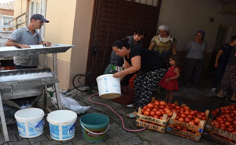 Selçuk'ta salçaya Başkan Sengel yardımı!