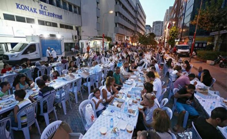 Tarihi Çarşı'da 1500 kişilik iftar verdi