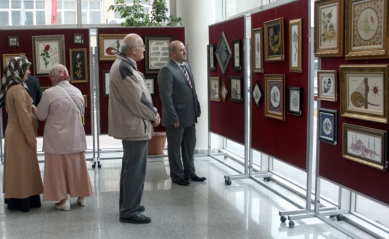 Seramik üzerine tezhibli hat eserleri görücüye çıktı