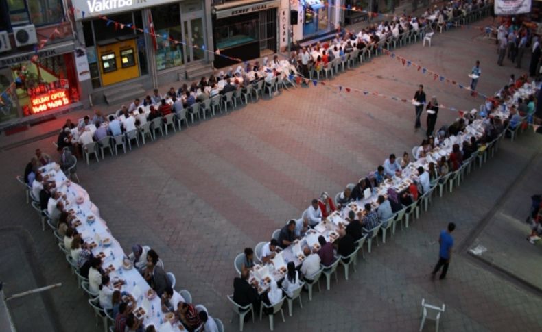 Şereflikoçhisar'da geleneksel sokak iftarı yoğun ilgi gördü