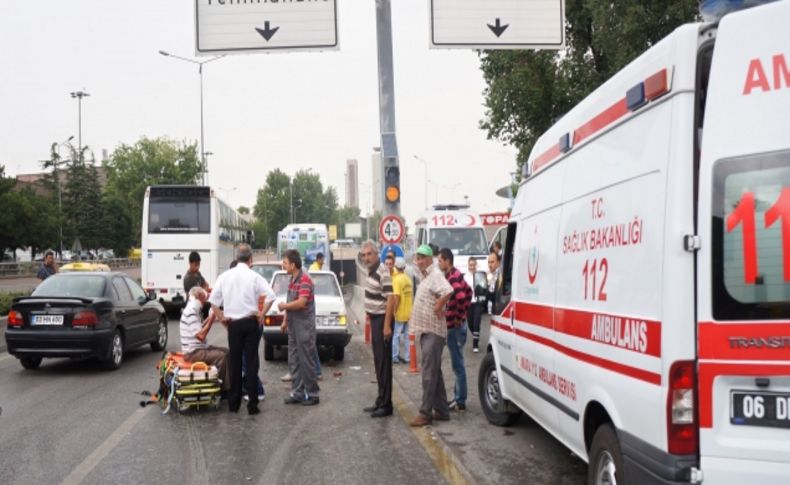 Servis aracı hasarlı kaza yapan şahısların arasına daldı: 4 yaralı