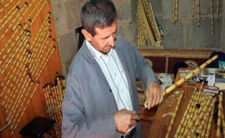 Sesine hayran olduğu neyi, hem yapıyor, hem üflüyor