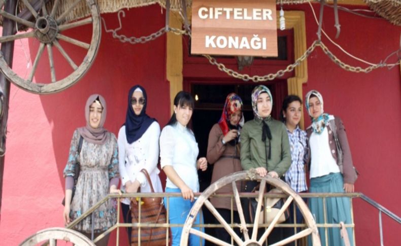 Seyyah gençler Erzurum’da tarihi mekanları gezdi