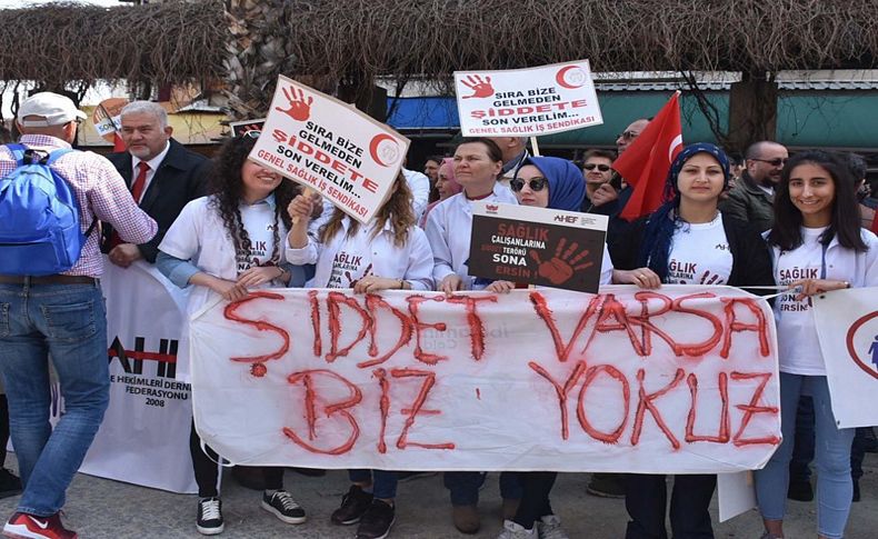 İzmir'de sağlık çalışanlarından şiddete karşı protesto