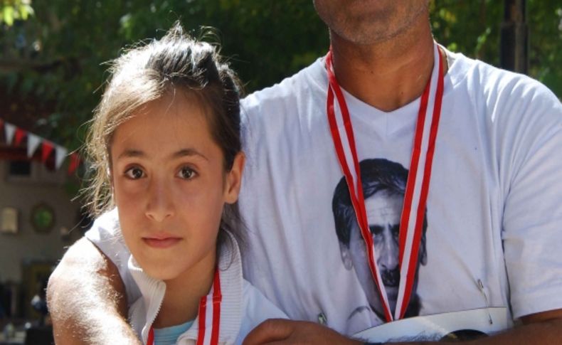 Sigaradan kurtulan baba ile kızı 21 kilometrelik maratonu birlikte koştu