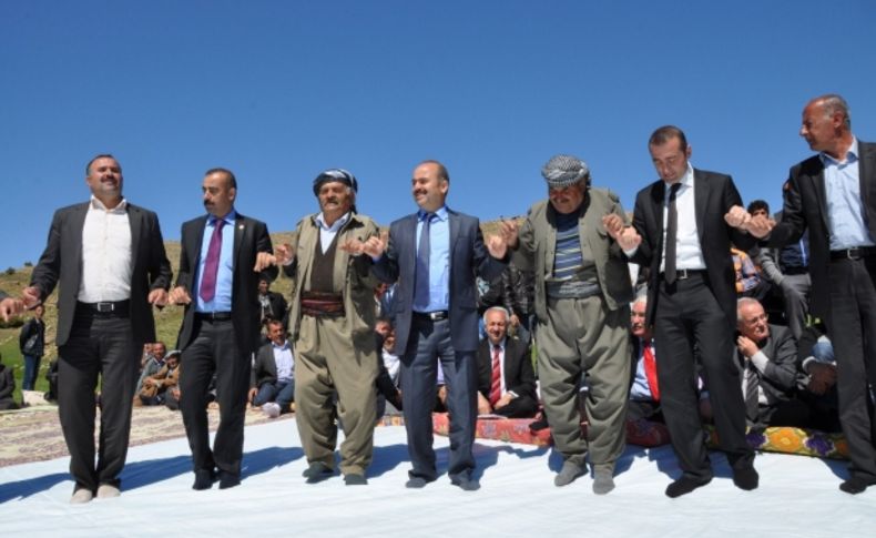 Siirt Valisi PKK'nın yol kestiği Bestler Dereler'de barış halayı çekti