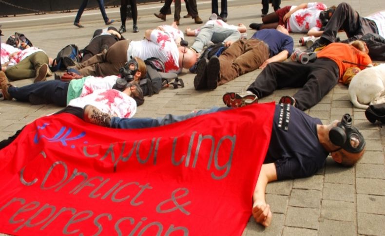Silah fuarı Londra'da protesto edildi