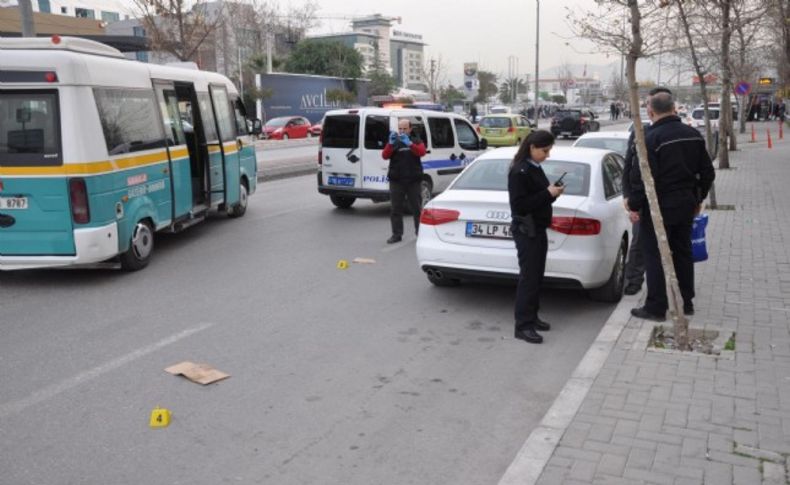 İzmir'deki silahlı kavgada otobüs içindeki yolcu vuruldu