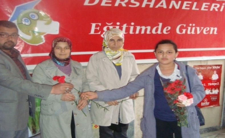 Simav'da öğrenciler Kutlu Doğum dolayısıyla karanfil dağıttı