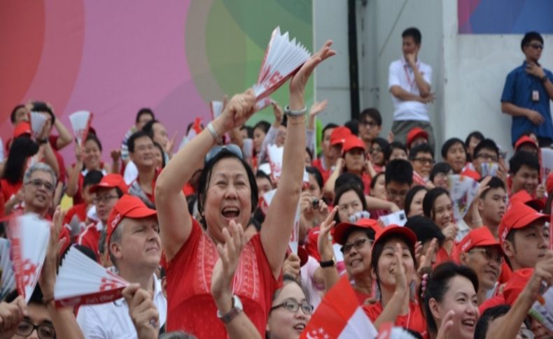 Singapur 48. yaşını renkli görüntülerle kutladı