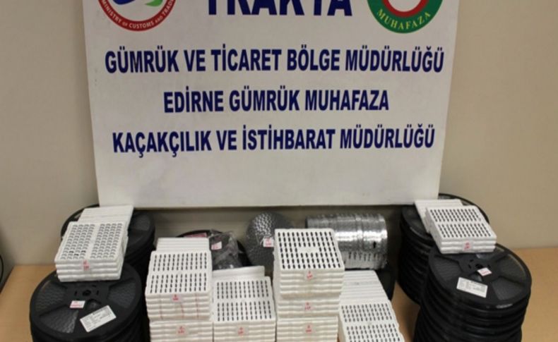 Sınırda 525 bin TL’lik akıllı telefon yedek parçası ele geçirildi