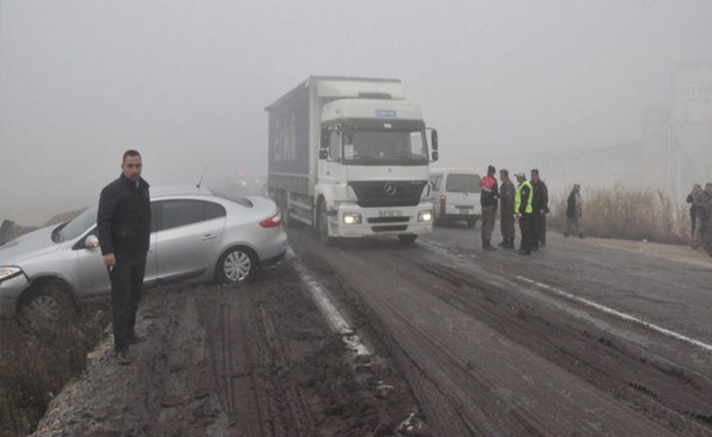 İzmir'de sis etkisi: 20 araç birbirine girdi 7 yaralı