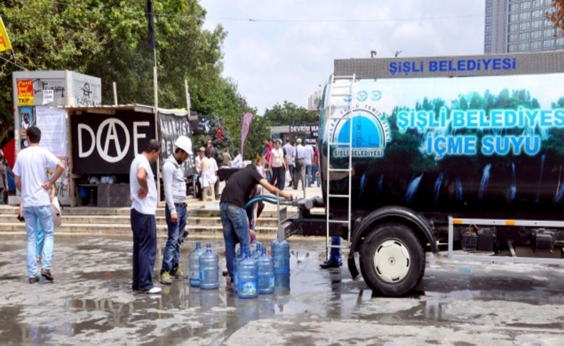 Şişli Belediyesi Gezi Parkı’nda su dağıttı