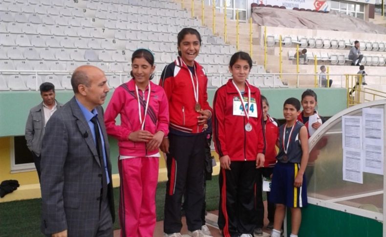 Siverek Örgülü köyü öğrencileri atletizmde il birincisi oldu