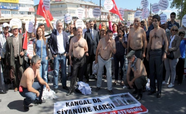 Siyanüre karşı hem soyundular hem de ‘duran adam’ eylemi yaptılar