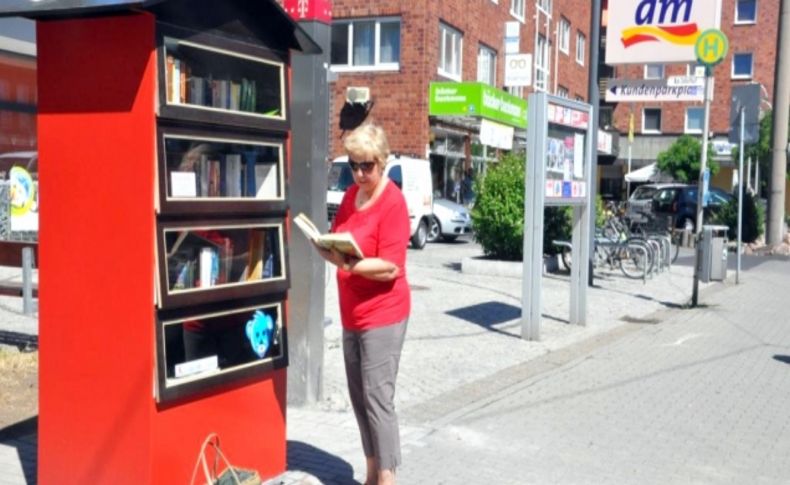 Sokakta ücretsiz kitap dolabı: Bir koy bir al