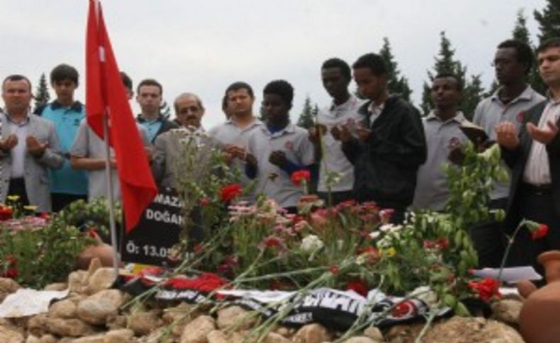Somalili öğrencilerden Somalı şehitlere ziyaret