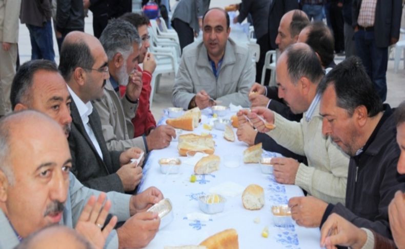 Somuncu Baba Camii'ne sabah namazına gelen vatandaşlara çorba ikramı