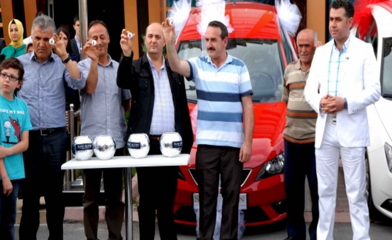 Suat Altın İnşaat, ev alan müşterilerinden üç kişiye otomobil hediye etti