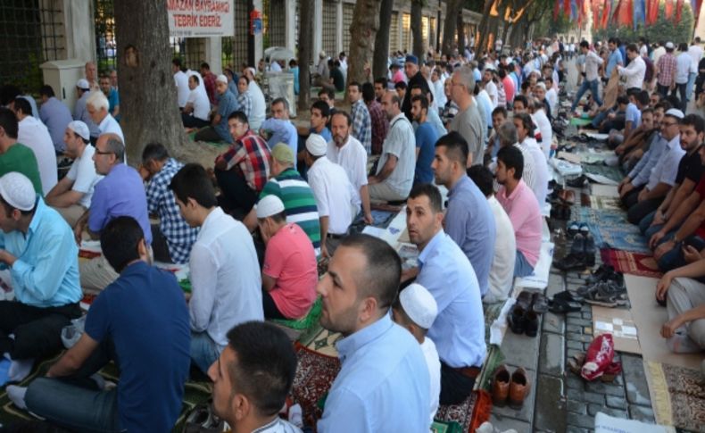 Sultanahmet’te binlerce vatandaş bayram namazına durdu