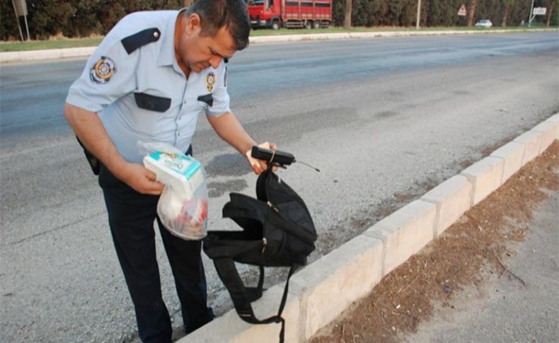 Şüpheli çantaya canını hiçe sayarak baktı