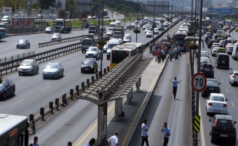 Şüpheli çanta metrobüs seferlerini durdurdu