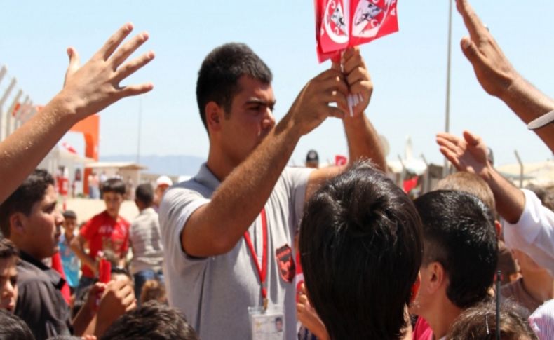 Suriyelilerin kaldığı çadırkentte Türk bayrağı izdihamı