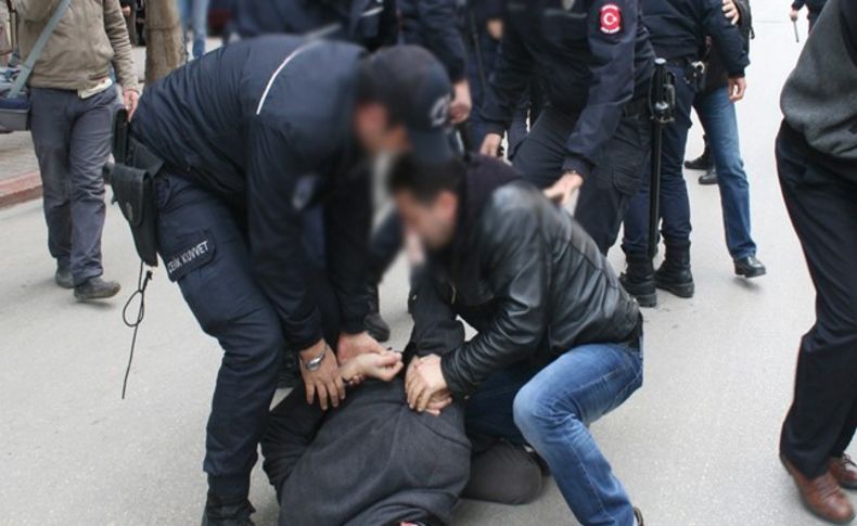 İzmir'de Sur protestosunda 4 gözaltı