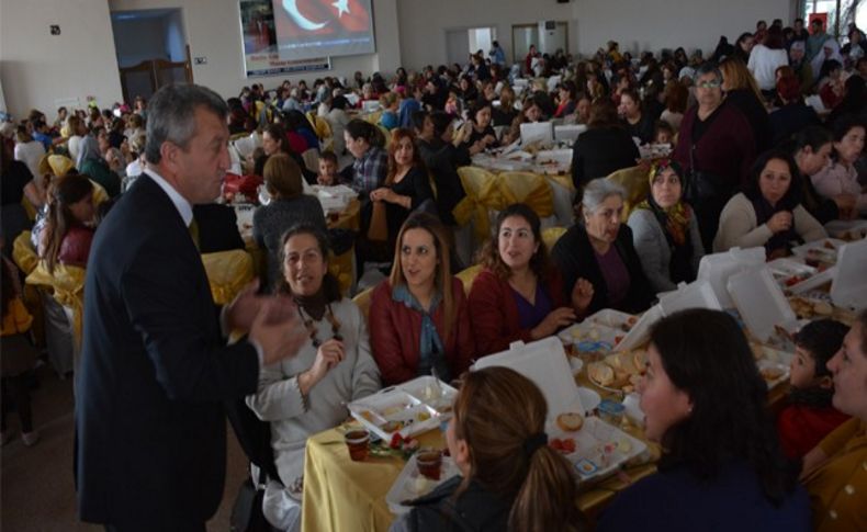 Başkan Şahin 8 Mart’ı karanfillerle kutladı