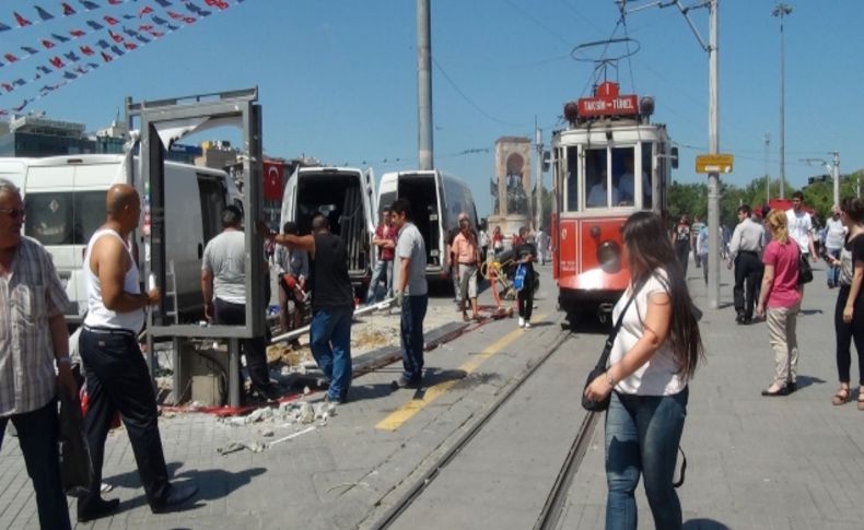 Taksim’de duraklar kaldırıldı