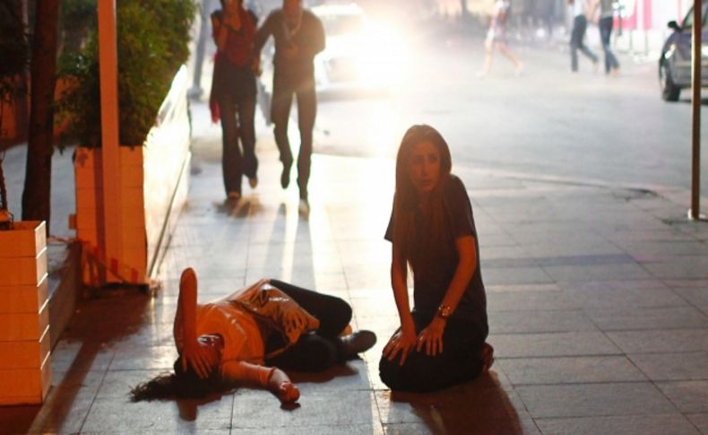 Taksim'de göstericiler bariyerleri yıkıyor