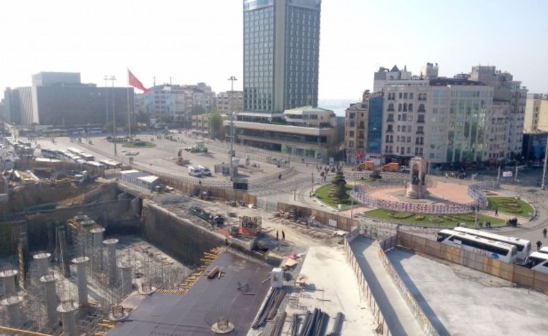 Taksim'de sessiz bekleyiş sürüyor