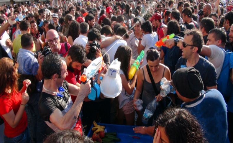 Taksim’de toplanmak isteyen grubu polis uzaklaştırdı