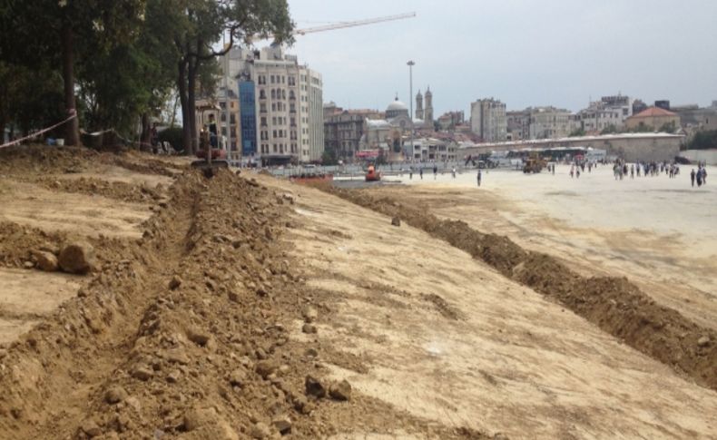 Taksim'de yıkılan iş yerlerinin yerine çim ekiliyor