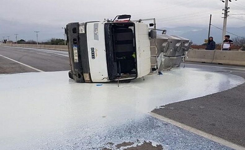 Tanker devrildi, yol süte bulandı