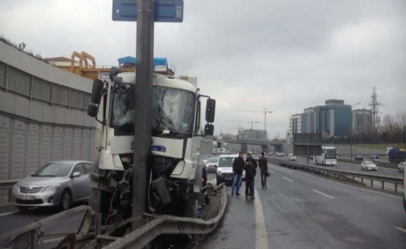 Tansiyonu düşen sürücü kaza yaptı: 2 yaralı